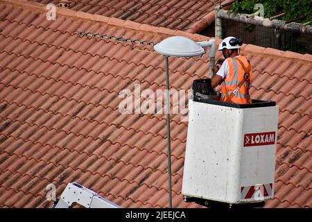 Marsiglia, Francia. 24th giugno 2022. Un elettricista su una piattaforma di lavoro sopraelevata sta installando nuovi lampioni a l'Estaque, nei quartieri settentrionali di Marsiglia. Credit: SOPA Images Limited/Alamy Live News Foto Stock