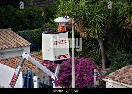 Marsiglia, Francia. 24th giugno 2022. Un elettricista su una piattaforma di lavoro sopraelevata sta installando nuovi lampioni a l'Estaque, nei quartieri settentrionali di Marsiglia. Credit: SOPA Images Limited/Alamy Live News Foto Stock