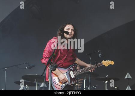 Adam Granduciel of the War on Drugs suona sul palco a All Points East al Victoria Park di Londra. Foto Stock