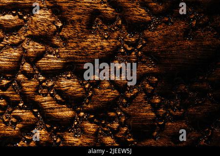Primo piano di superficie in legno in gocce d'acqua trasparenti. Tessitura di legno bagnata. Gocce d'acqua sul pannello lucidato. Foto Stock