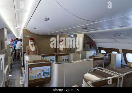 BERLINO, GERMANIA - 23 GIUGNO 2022: Interno della classe business del più grande aereo al mondo Airbus A380-800. Emirates Airline. Foto Stock