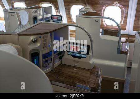 BERLINO, GERMANIA - 23 GIUGNO 2022: Interno della classe business del più grande aereo al mondo Airbus A380-800. Emirates Airline. Foto Stock