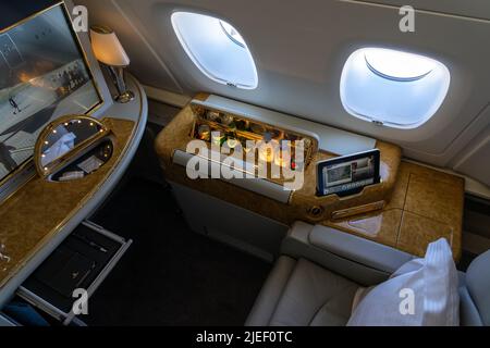 BERLINO, GERMANIA - 23 GIUGNO 2022: Interno della classe business del più grande aereo al mondo Airbus A380-800. Emirates Airline. Foto Stock