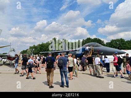 A US F-16 Fighting Falcon dalla 52nd Fighter Wing, Spangdahlem Air base, Germania, E gli Stati Uniti F-15E Strike Eagle del 48th FW, RAF Lakenheath, Inghilterra, partecipano come velivolo statico durante l'innovazione e la Leadership in Aerospace Berlin, che si è tenuto presso l'aeroporto Berlin Expo Center, Berlin Brandenburg International Airport, 26 giugno 2022. Altri velivoli militari ad ala fissa e rotante in esposizione alla mostra includevano un C-17 Globemaster III Spirit of Berlin, P-8A Poseidon Aircraft, CH-53K King Stallion Aircraft, CH-47F Chinook Aircraft, AH-64E Apache, UH-60m Blackhawk Aircraft e UH-70 Lako Foto Stock