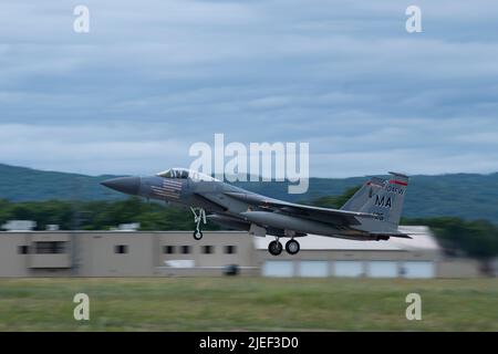 Una F-15C Eagle dell'aeronautica degli Stati Uniti, assegnata alla 104th Fighter Wing, la Guardia Nazionale dell'aria del Massachusetts, decolla il 16 giugno 2022, alla base della Guardia Nazionale dell'aria di Barnes, Massachusetts. Il 104FW è addestrato a fornire un allarme di controllo aerospaziale 24 ore su 24, fornendo combattenti armati F-15 pronti a lottare con un preavviso di un momento per proteggere gli Stati Uniti nord-orientali da qualsiasi minaccia aerea. (STATI UNITI Foto della Guardia Nazionale dell'aria dello staff Sgt. Hanna Smith) Foto Stock
