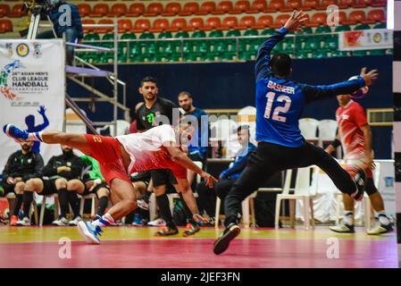 Hyderabad, Telangana, India. 26th giugno 2022. 24th Asian Men's club League campionato di pallamano giorno 5 gruppo A, 2nd partita del giorno tra T-Sports India e al Noor dell'Arabia Saudita. Al Noor batte T-sport per 40-33 gol. (Credit Image: © Varun Kumar Mukhia/Pacific Press via ZUMA Press Wire) Foto Stock