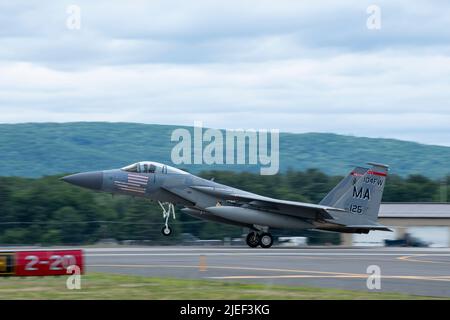 Una F-15C Eagle dell'aeronautica degli Stati Uniti, assegnata alla 104th ala del caccia, atterra il 16 giugno 2022, alla base della Guardia Nazionale dell'aria di Barnes, Massachusetts. Il 104FW è addestrato a fornire un allarme di controllo aerospaziale 24 ore su 24, fornendo combattenti armati F-15 pronti a lottare con un preavviso di un momento per proteggere gli Stati Uniti nord-orientali da qualsiasi minaccia aerea. (STATI UNITI Foto della Guardia Nazionale dell'aria dello staff Sgt. Hanna Smith) Foto Stock