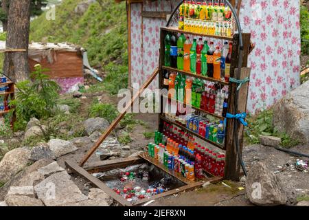 KUMRAT VALLEY, KPK, Pakistan - Giugno, 11, 2022: I negozi locali che vendono bevande e succhi di frutta sono posti per raffreddarsi con acqua fredda naturale nella valle del kumrat, Pakis Foto Stock