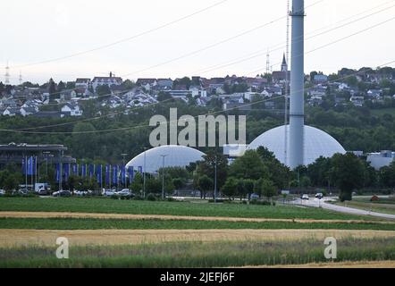 Stoccarda, Germania. 27th giugno 2022. La centrale nucleare di Neckarwestheim. In vista della guerra in Ucraina e dell'imminente carenza di gas, si sta discutendo di una deviazione dalla fase di uscita del nucleare tedesco. Nell'ambito della fase di uscita dal nucleare tedesca, tutte le centrali nucleari della Germania saranno chiuse entro la fine del 2022, compreso il Neckarwestheim 2, come una delle ultime tre centrali nucleari ancora attive. Credit: Bernd Weißbrod/dpa/Alamy Live News Foto Stock