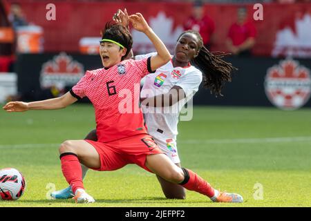 Toronto, Canada, 26 giugno 2022: LIM Seon-Joo (a sinistra) del Team Korea Republic affrontato da Deanne Rose (a destra) del Team Canada durante l'International friendly Match contro il Team Canada al BMO Field di Toronto, Canada. Canada e Corea disegna 0-0. Credit: Phamai Techaphan/Alamy Live News Foto Stock