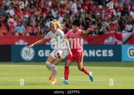 Toronto, Canada, 26 giugno 2022: Janine Beckie (a sinistra) del Team Canada compete per la palla contro Ji SO-yun (a destra) del Team Korea Republic durante l'International friendly Match contro il BMO Field di Toronto, Canada. Canada e Corea disegna 0-0. Credit: Phamai Techaphan/Alamy Live News Foto Stock