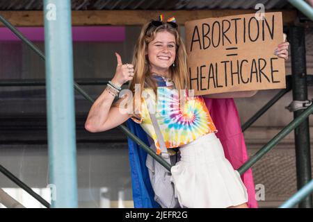 New York, NY - 26 giugno 2022: Una donna che ha un poster che dichiara che l'aborto è problema sanitario durante la parata Pride sul tema 'Unapeetically us' su 5th Avenue Foto Stock