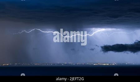 Germania. 23rd giugno 2022. Lampo durante una tempesta di tuore sul triangolo di confine (Germania, Austria, Svizzera) del Lago di Costanza. Credit: Daniel Bockwoldt/dpa/Alamy Live News Foto Stock