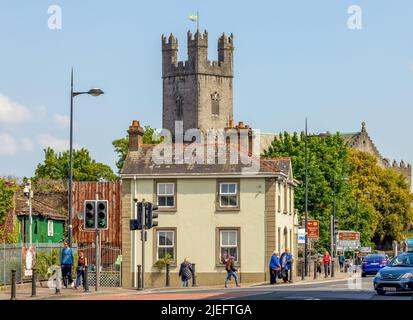 Limerick, Irlanda - 4 giugno 2022: Bellissimo paesaggio urbano di Limerick vicino al castello di King John Foto Stock