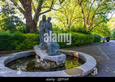 Dublino, Irlanda - 3 giugno 2022: Una fontana nel Parco Verde di Santo Stefano con una scultura, un ritratto di tre donne. Foto Stock