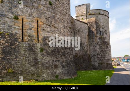 Mura esterne del castello di King John a Limerick, Irlanda Foto Stock