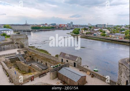 Limerick, Irlanda - Lune 4, 2022: Bellissimo paesaggio urbano Limerick sul fiume Shannon visto dal Castello di Re Giovanni Foto Stock