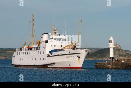 Penzance Harbour, Cornovaglia, Inghilterra, Regno Unito. 2022. Traghetto passeggeri che passa la luce del porto. Come lei arriva a Penzance, Cornovaglia dopo aver navigato da St. Ma Foto Stock