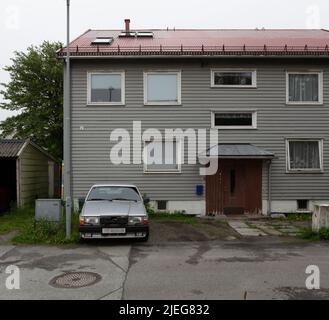 Un flashback agli anni '80 con il veterano Volvo 740 GL e un vecchio edificio di appartamenti non ristrutturato con dettagli originali. Foto Stock