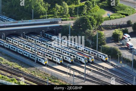 Peterborough, Regno Unito. 25th giugno 2022. I treni allineati come oggi (sabato 25 giugno), è il terzo giorno dello sciopero ferroviario nazionale, che è stato chiamato dal sindacato RMT, e solo uno su cinque treni è previsto per funzionare nei giorni di sciopero. Si tratta del più grande sciopero che colpisce le ferrovie da 30 anni, e l'operatore ferroviario Thameslink è uno degli operatori ferroviari che gestirà un servizio ridotto. Sciopero ferroviario RMT, Peterborough, Cambridgeshire, Regno Unito, il 25 giugno, Credito 2022: Paul Marriott/Alamy Live News Foto Stock