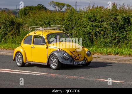 1975 70s Seventies Yellow Volkswagen Beetle 1285cc, vettura compatta a trazione posteriore, con motore posteriore e raffreddamento ad aria. Volkswagen scarabei, vecchio tipo, Vee Dub bug, in rotta per Hoghton Tower per la Supercar Summer Showtime auto incontro che è organizzato da Great British Motor Show a Preston, Regno Unito Foto Stock