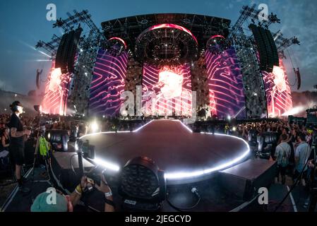 Ancona, Italia. 26th giugno 2022. Vasco Rossi e la sua band si esibiscono sul palco durante il Vasco Live, concerto di musica del cantante italiano ad Ancona, Italia, Giugno 26 2022 Credit: Independent Photo Agency/Alamy Live News Foto Stock