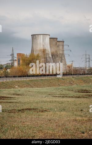 Edificio inustriale, camini a Inota, Ungheria Foto Stock