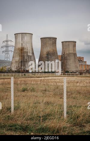 Edificio inustriale, camini a Inota, Ungheria Foto Stock