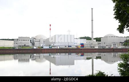 Stoccarda, Germania. 27th giugno 2022. Centrale nucleare di Neckarwestheim. In vista della guerra in Ucraina e dell'imminente carenza di gas, si sta discutendo di una deviazione dalla fase di uscita del nucleare tedesco. Nell'ambito della fase di uscita dal nucleare tedesca, tutte le centrali nucleari in Germania saranno chiuse entro la fine del 2022, compreso il Neckarwestheim 2, come una delle ultime tre centrali nucleari ancora attive. Credit: Bernd Weißbrod/dpa/Alamy Live News Foto Stock