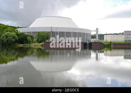 Stoccarda, Germania. 27th giugno 2022. Centrale nucleare di Neckarwestheim. In vista della guerra in Ucraina e dell'imminente carenza di gas, si sta discutendo di una deviazione dalla fase di uscita del nucleare tedesco. Nell'ambito della fase di uscita dal nucleare tedesca, tutte le centrali nucleari in Germania saranno chiuse entro la fine del 2022, compreso il Neckarwestheim 2, come una delle ultime tre centrali nucleari ancora attive. Credit: Bernd Weißbrod/dpa/Alamy Live News Foto Stock