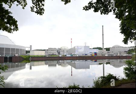 Stoccarda, Germania. 27th giugno 2022. Centrale nucleare di Neckarwestheim. In vista della guerra in Ucraina e dell'imminente carenza di gas, si sta discutendo di una deviazione dalla fase di uscita del nucleare tedesco. Nell'ambito della fase di uscita dal nucleare tedesca, tutte le centrali nucleari in Germania saranno chiuse entro la fine del 2022, compreso il Neckarwestheim 2, come una delle ultime tre centrali nucleari ancora attive. Credit: Bernd Weißbrod/dpa/Alamy Live News Foto Stock