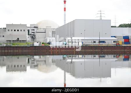 Stoccarda, Germania. 27th giugno 2022. Centrale nucleare di Neckarwestheim. In vista della guerra in Ucraina e dell'imminente carenza di gas, si sta discutendo di una deviazione dalla fase di uscita del nucleare tedesco. Nell'ambito della fase di uscita dal nucleare tedesca, tutte le centrali nucleari in Germania saranno chiuse entro la fine del 2022, compreso il Neckarwestheim 2, come una delle ultime tre centrali nucleari ancora attive. Credit: Bernd Weißbrod/dpa/Alamy Live News Foto Stock