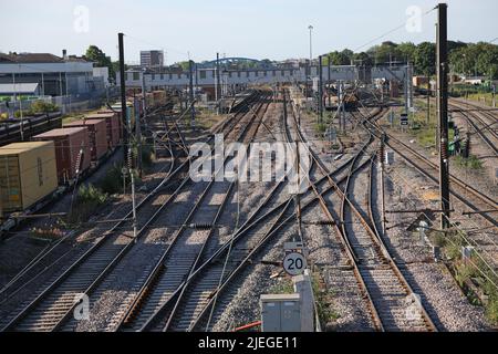Peterborough, Regno Unito. 25th giugno 2022. La vista verso sud sulla East Coast Mainline, verso la stazione di Peterborough oggi, sabato 25 giugno, che è il terzo giorno dello sciopero ferroviario nazionale, che è stato chiamato dal sindacato RMT, e solo un treno su cinque è previsto per funzionare nei giorni di sciopero. Si tratta del più grande sciopero che colpisce le ferrovie da 30 anni, e l'operatore ferroviario Thameslink è uno degli operatori ferroviari che gestirà un servizio ridotto. Sciopero ferroviario RMT, Peterborough, Cambridgeshire, Regno Unito, il 25 giugno, Credito 2022: Paul Marriott/Alamy Live News Foto Stock