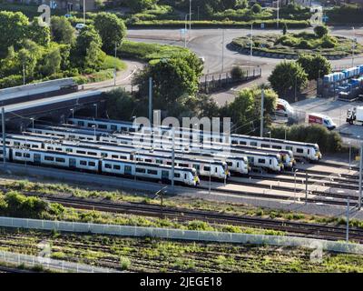 Peterborough, Regno Unito. 25th giugno 2022. I treni allineati come oggi (sabato 25 giugno), è il terzo giorno dello sciopero ferroviario nazionale, che è stato chiamato dal sindacato RMT, e solo uno su cinque treni è previsto per funzionare nei giorni di sciopero. Si tratta del più grande sciopero che colpisce le ferrovie da 30 anni, e l'operatore ferroviario Thameslink è uno degli operatori ferroviari che gestirà un servizio ridotto. Sciopero ferroviario RMT, Peterborough, Cambridgeshire, Regno Unito, il 25 giugno, Credito 2022: Paul Marriott/Alamy Live News Foto Stock