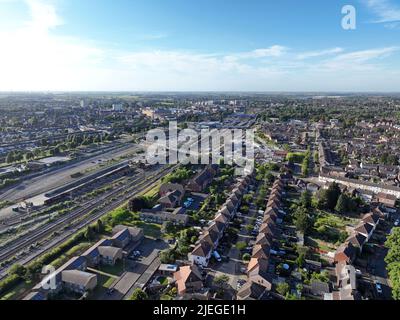 Peterborough, Regno Unito. 25th giugno 2022. La vista verso sud sulla East Coast Mainline, verso la stazione di Peterborough oggi, sabato 25 giugno, che è il terzo giorno dello sciopero ferroviario nazionale, che è stato chiamato dal sindacato RMT, e solo un treno su cinque è previsto per funzionare nei giorni di sciopero. Si tratta del più grande sciopero che colpisce le ferrovie da 30 anni, e l'operatore ferroviario Thameslink è uno degli operatori ferroviari che gestirà un servizio ridotto. Sciopero ferroviario RMT, Peterborough, Cambridgeshire, Regno Unito, il 25 giugno, Credito 2022: Paul Marriott/Alamy Live News Foto Stock