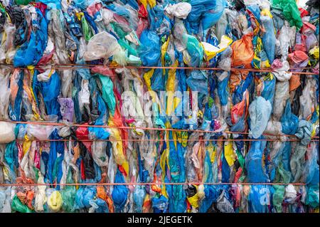 Primo piano di rifiuti di plastica presso il centro di riciclaggio Foto Stock