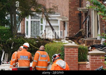 Servizi di emergenza sul posto in Dulwich Road, Kingstanding, dove un'esplosione la domenica ha distrutto una casa e ha causato danni ad altre proprietà e veicoli nelle vicinanze. Data foto: Lunedì 27 giugno 2022. Foto Stock