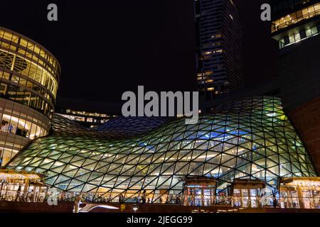 Varsavia, Polonia - 14 dicembre 2020: Centro commerciale Zlote Tarasy (Golden Terraces) e complesso di intrattenimento con tetto in vetro di notte, moderno, empor Foto Stock