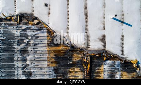 tetto che è stato gravemente danneggiato dal calore Foto Stock