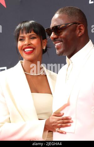 LOS ANGELES - GIUGNO 26: Sabrina Dhowre Elba, Idris Elba al BET Awards 2022 al Microsoft Theatre il 26 giugno 2022 a Los Angeles, CA Foto Stock