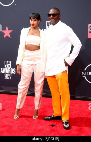 LOS ANGELES - GIUGNO 26: Sabrina Dhowre Elba, Idris Elba al BET Awards 2022 al Microsoft Theatre il 26 giugno 2022 a Los Angeles, CA Foto Stock