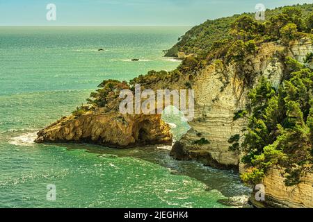 Arco naturale in uno dei promontori del Gargano. L'Arco di San Felice è una delle attrazioni turistiche della Puglia. Vieste, provincia di Foggia, Puglia, Foto Stock