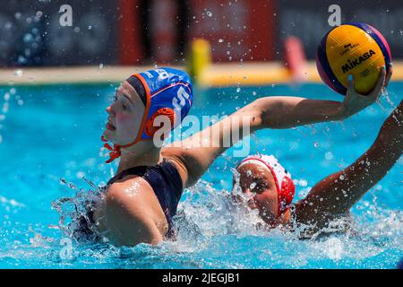 BUDAPEST, UNGHERIA - 26 GIUGNO: Lola Moolhuizen dei Paesi Bassi durante i campionati mondiali FINA Budapest 2022 1/8 finale partita Canada / Olanda il 26 giugno 2022 a Budapest, Ungheria (Foto di Albert ten Hove/Orange Pictures) Foto Stock