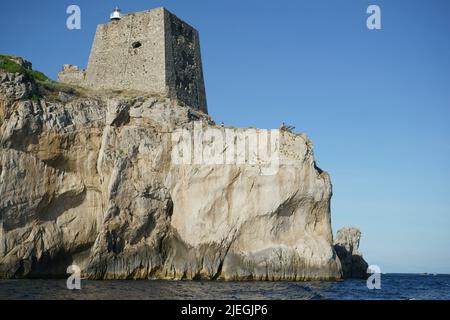 La torre e la lightscape di Punta Campanella a Sorrento, e il paesaggio della penisola e del golfo di sorrento, Napoli, Italia Foto Stock