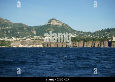 Paesaggio di Sorrento dal mare, guardando verso Marina Grande e la costa, Sorrento, Napoli, Italia Foto Stock