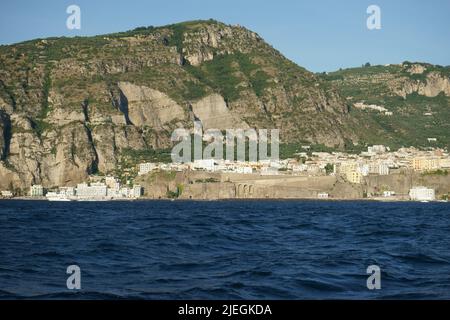 Paesaggio di Sorrento dal mare, guardando verso Marina Grande e la costa, Sorrento, Napoli, Italia Foto Stock