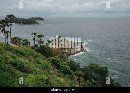 Il paesaggio del promthep (Phrom Thep) Capo nella stagione delle piogge. Foto Stock