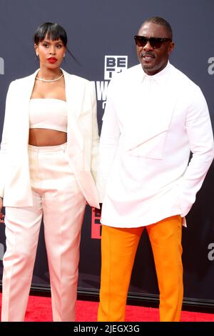 26 giugno 2022, Los Angeles, CA, USA: LOS ANGELES - 26 GIUGNO: Sabrina Dhowre Elba, Idris Elba al BET Awards 2022 al Microsoft Theatre il 26 giugno 2022 a Los Angeles, CA (Credit Image: © Kay Blake/ZUMA Press Wire) Foto Stock
