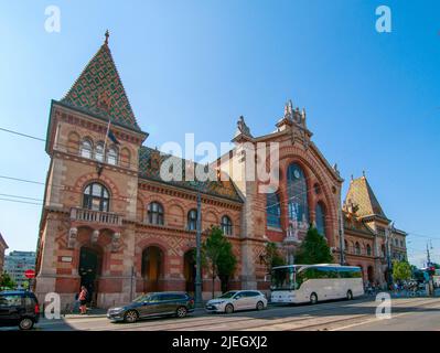 Facciata di Nagy Vásárcsarnok il Grande mercato Hall lungo Vamhaz Korut e Fövam Ter a Budapest, Ungheria. Il più grande mercato al coperto di Budapest. Foto Stock