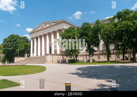Ingresso frontale esterno e parco del Museo Nazionale Ungherese di Budapest, Ungheria Foto Stock